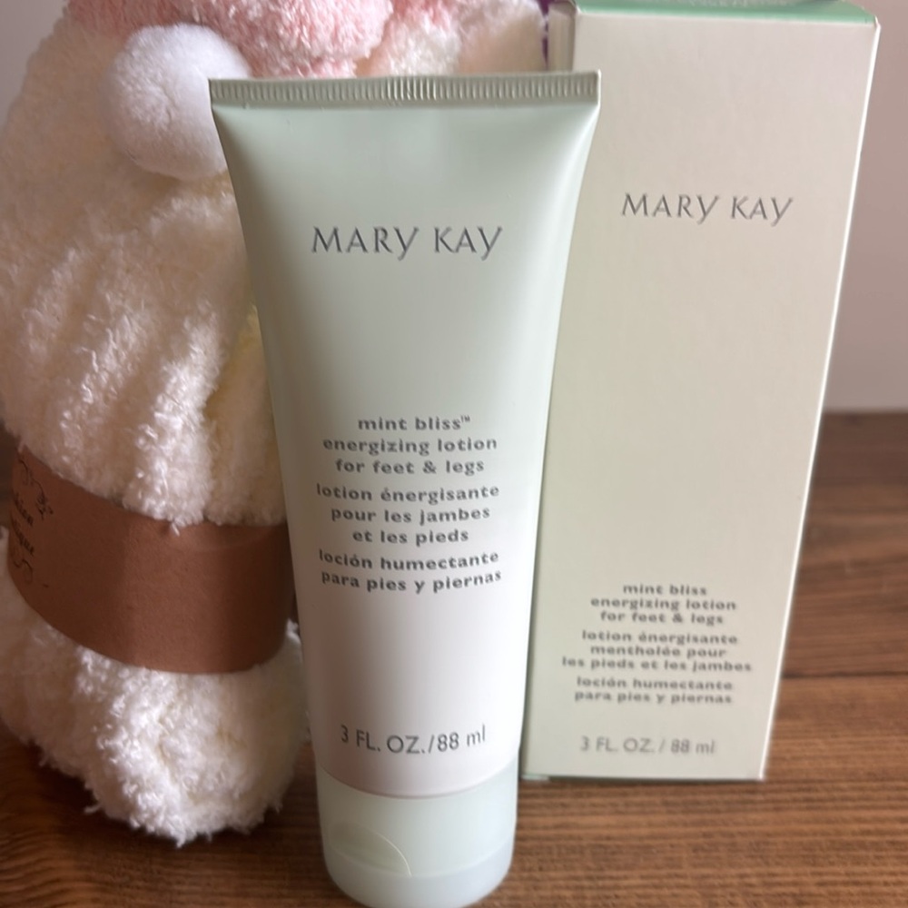 NIB Gift Set Mary Kay mint bliss energizing lotion with socks - Picture 3 of 7